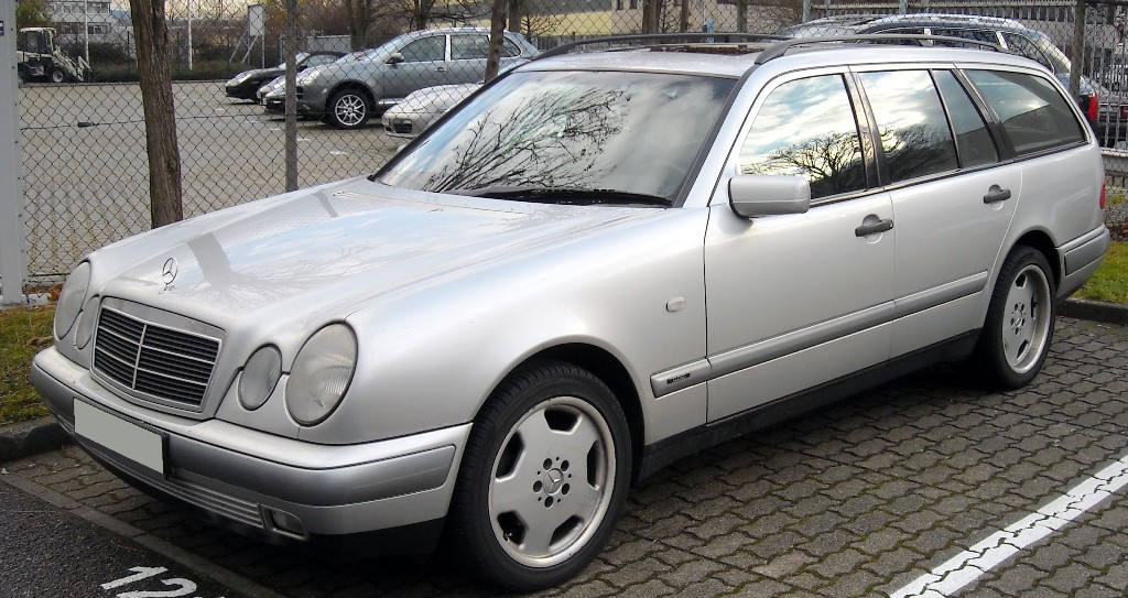 Mercedes-Benz_S210 удавленый.jpg